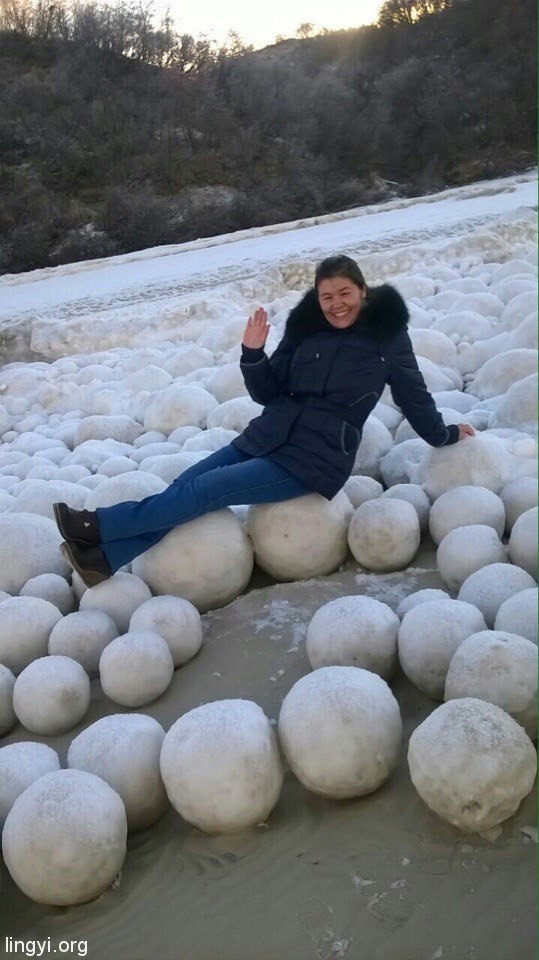 俄罗斯村庄现大量神秘雪球 震惊当地村民