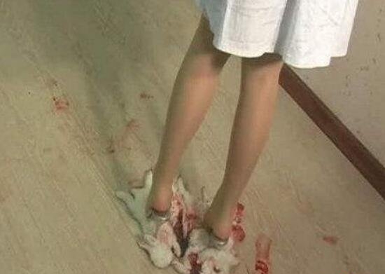 虐兔女残忍虐待兔子事件过程，20岁变态女将兔子活活踩死