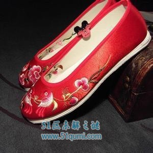 恐怖的红色绣花鞋在整个 80 年代和 90 年代都很流行。