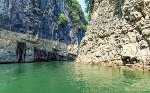 贵州极具代表性的大峡谷，天生桥高达百米，铜仁旅游必去景点